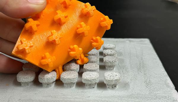 Bild: Ein interdisziplinäres Forschungsteam der TU Graz hat im Projekt ReCon ­gemeinsam mit Unternehmenspartnern ein Klett-Verbindungssystem für Gebäude entwickelt.