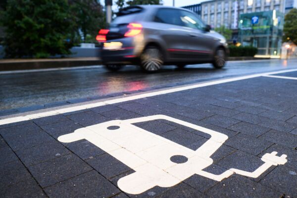 Bild: EU lockert CO2-Zielwerte für Autos