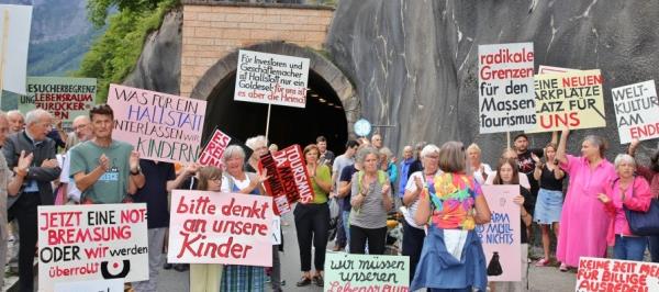 Bild: Touristen in Hallstatt - Das ganze Jahr über keine Atempause