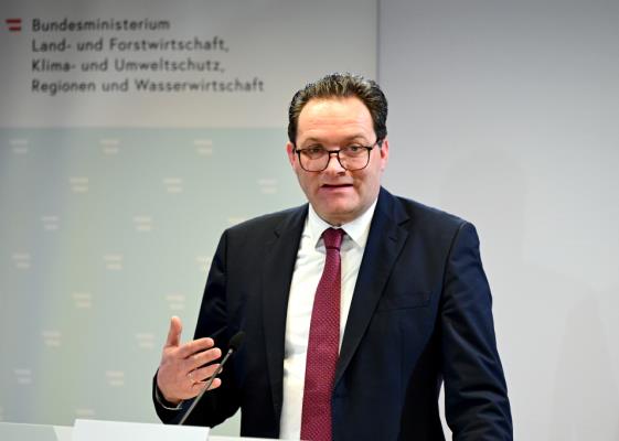 Bild: Totschnig mit Initiative für günstigere Düngemittel