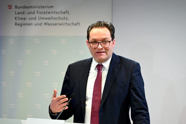 Bild: Totschnig mit Initiative für günstigere Düngemittel