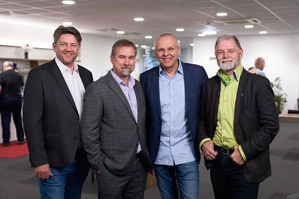 Bild: 24.000 offene IT-Jobs treffen auf 80 Prozent Arbeitslosigkeit bei Autist:innen. Ein neues Ausbildungsmodell will das ändern  und bringt neurodiverse Talente direkt in die Betriebe.