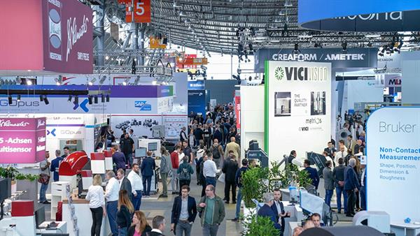 Bild: Hohes Besucherinteresse, intensive Fachgespräche und wegweisende Technologie-Neuheiten für mehr Wirtschaftlichkeit und Effizienz bei der Produktherstellung: 