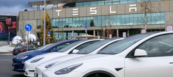 Bild: Eklat bei Tesla in Grünheide - Werksleiter gegen IG Metall