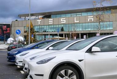 Bild: Eklat bei Tesla in Grünheide - Werksleiter gegen IG Metall