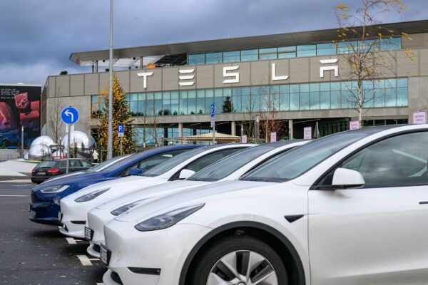 Bild: Eklat bei Tesla in Grünheide - Werksleiter gegen IG Metall