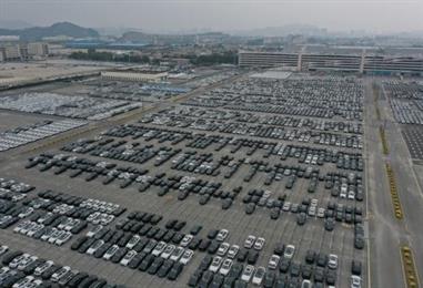 Bild: Autos aus Europa und Asien gelangen über China nach Russland