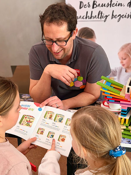 Bild: Nachhaltig die Fantasie anregen: Durch einen Zufall zum passenden Zeitpunkt kam Stefan Friedrich von der Werbebranche zur Spielwarenherstellung.