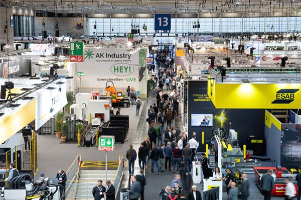 Bild: Die globale Blechbearbeitungsbranche steckt schon mitten in den Vorbereitungen zur Euroblech 2026. Der Erfolg der 2024-Messe hatte zu einem deutlichen Anstieg der Wiederbuchungen geführt.