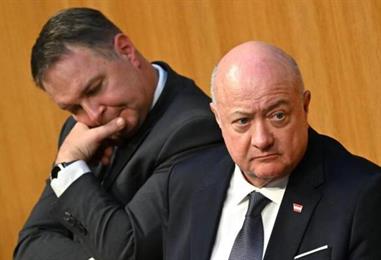 Bild: Spritpreise - Regierung und Ökonomen setzen auf ruhige Hand