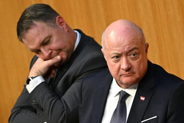 Bild: Spritpreise - Regierung und Ökonomen setzen auf ruhige Hand