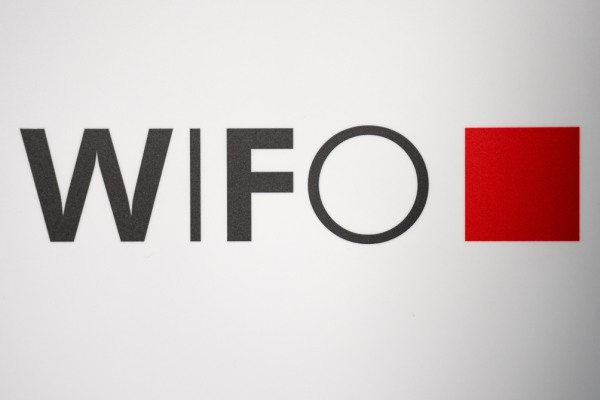 Bild: Spritreisbremse: Experten erwarten geringeren Preisauftrieb