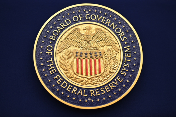 Bild: Federal Reserve: Leitzinsspanne bleibt bei 3,5 bis 3,75 %