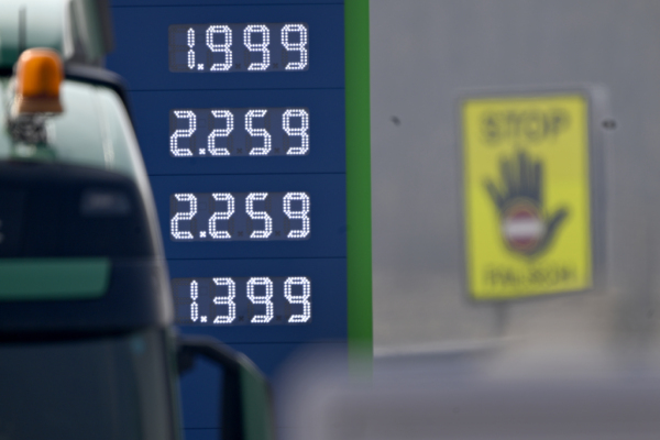 Bild: Großteil der Tankstellen hob Diesel auf über zwei Euro an