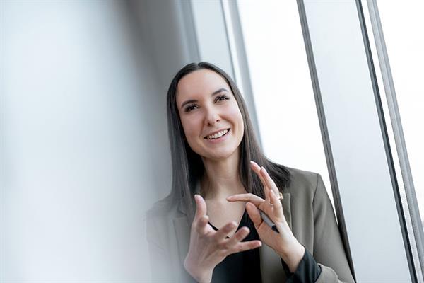Bild: Warum das Middle Management gerade im Finanzsektor über die Wirksamkeit von Strategie entscheidet, weiß die Expertin für Organisationsentwicklung Christina Block.