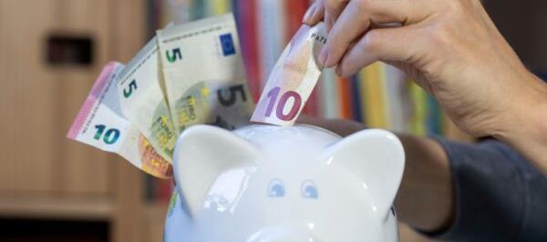 Bild: Sinkende Einkommen drücken Sparverhalten der Haushalte