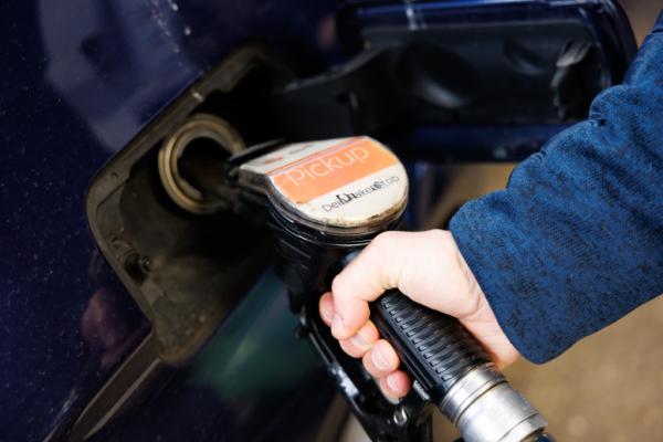 Bild: Hohe Spritpreise bremsen laut Umfrage Autonutzung