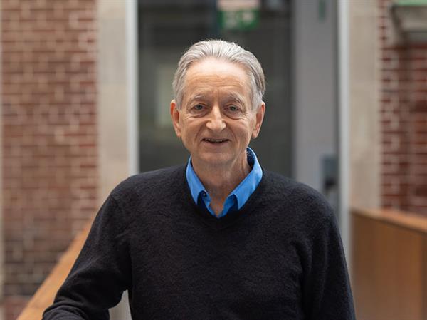 Bild: Nobelpreisträger und „Godfather of AI“ Geoffrey Hinton und das heimische KI-Genie Peter Steinberger betreten Ende Oktober die Bühne der TEDAI 2026 in der Wiener Hofburg.