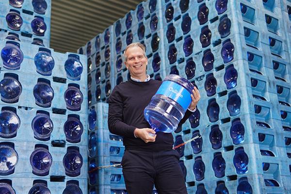 Bild: 1.000 Lieferstopps pro Tag und ein 40-Tonner, der fast geräuschlos die Alpenquelle anzapft: Robert Stolz hat Culligan Austria konsequent auf Zukunftskurs getrimmt.