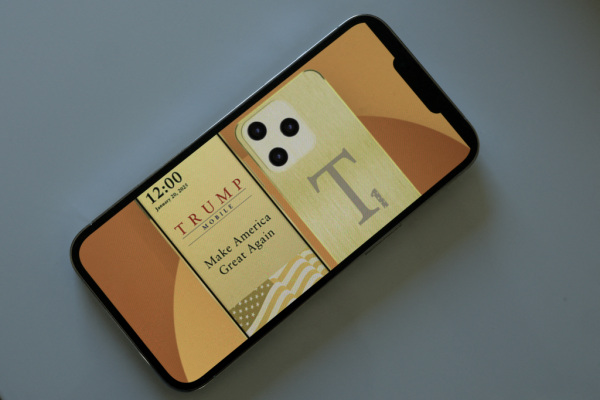 Bild: Goldfarbenes Trump-Smartphone wird nun ausgeliefert
