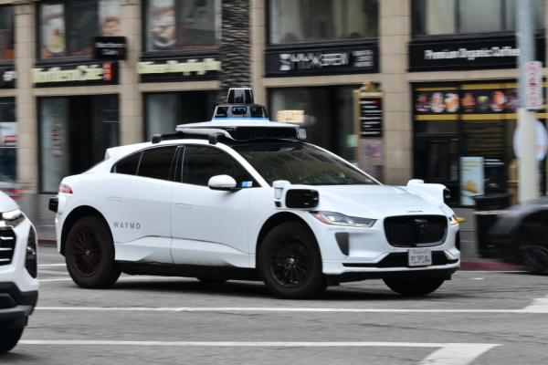 Bild: Waymo-Robotaxis haben Problem mit überfluteten Straßen