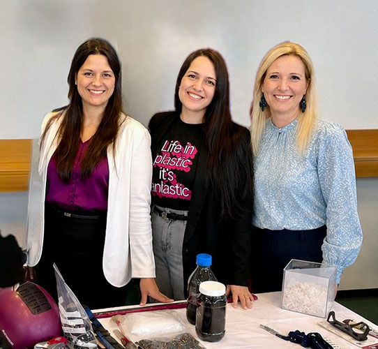 Bild: Drei Wegbereiterinnen der Kunststoffindustrie gründen eine neue Initiative in ­Österreich. Women in Plastics Austria engagiert sich für Vielfalt, Sichtbarkeit und neue Perspektiven. 