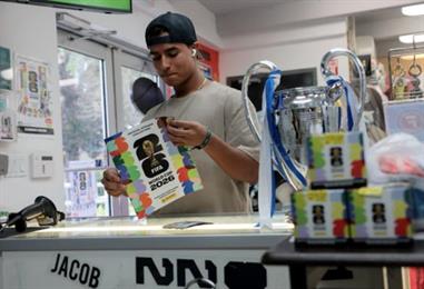 Bild: Volles Panini-Album kostet ohne Tauschen 1.500 Euro