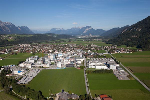 Bild: 80 Jahre Antibiotikaproduktion: Kundl ist nicht nur Industriegeschichte, sondern Europas Sicherheitsreserve moderner  Medizin. BMWET setzt auf starke Pharma-Produktion in Österreich.