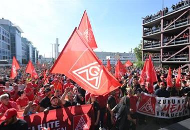 Bild: Tausende protestieren gegen Sparkurs bei Mercedes-Benz