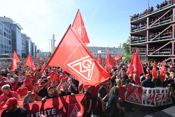 Bild: Tausende protestieren gegen Sparkurs bei Mercedes-Benz