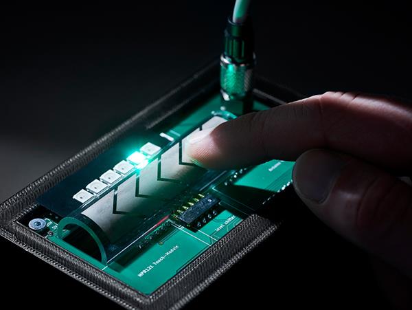 Bild: Funktion wandert auf die Oberfläche: binder druckt Elektronik direkt aufs Bauteil