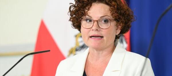 Bild: Staatssekretärin Zehetner für Kooperation mit Griechenland