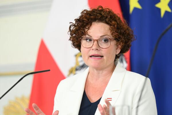 Bild: Staatssekretärin Zehetner für Kooperation mit Griechenland