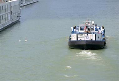 Bild: Niedrigwasser bringt Einschränkungen für Schifffahrt
