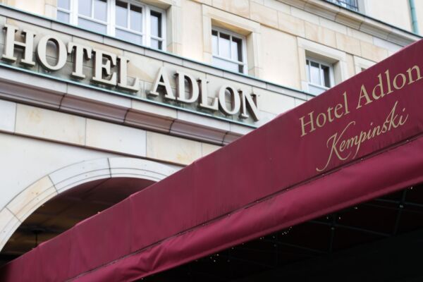 Bild: Adlon soll für mindestens 280 Mio. Euro verkauft werden