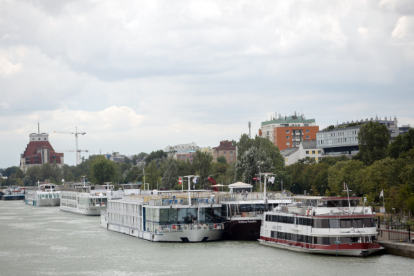 Bild: Flusskreuzfahrtschiffe bleiben wegen Niedrigwasser länger