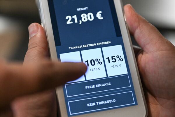 Bild: Verbraucherschützer monieren Tricks bei Trinkgeld per Karte
