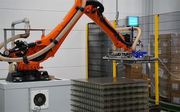Bild: Automatisierung muss nicht bei der gesamten Produktion ansetzen. Gerade in bestehenden Anlagen bieten Intralogistik, Versand und gezielte Retrofits Potenzial für mehr Effizienz.