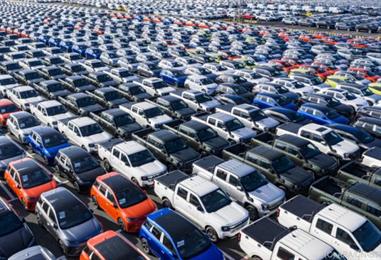 Bild: Kleines Plus bei Pkw-Neuzulassungen - E-Autos im Trend