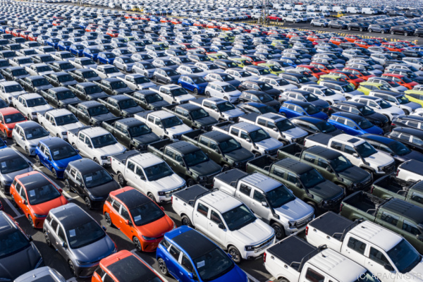 Bild: Kleines Plus bei Pkw-Neuzulassungen - E-Autos im Trend