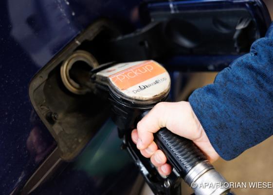 Bild: Neue Spritpreisbremse in Kraft - Sprit zuvor teurer