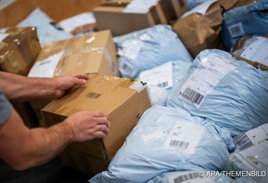 Bild: Paketsteuer in Kraft - Händler wollen rechtliche Klärung