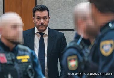 Bild: Entscheidung über Benko-Antrag auf Fußfessel